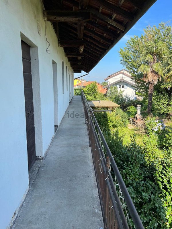 casa indipendente in vendita a Varallo Pombia