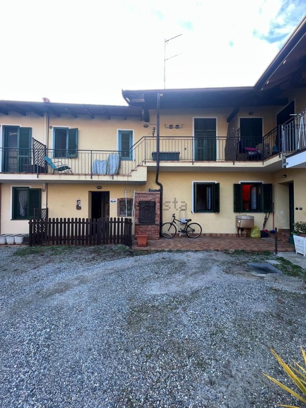 casa semindipendente in vendita a Varallo Pombia