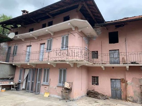 casa indipendente in vendita a Varallo Pombia