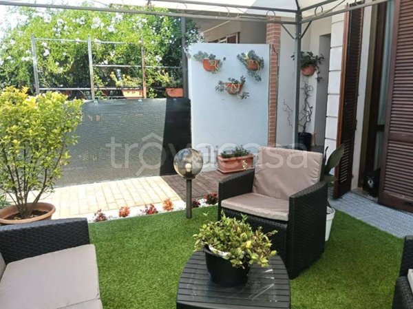 casa indipendente in vendita a Varallo Pombia