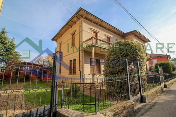 casa indipendente in vendita a Varallo Pombia
