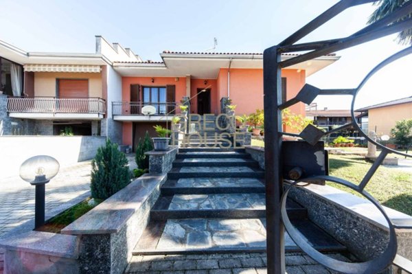 casa indipendente in vendita a Varallo Pombia