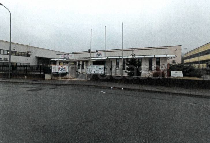 locale commerciale in vendita a Varallo Pombia