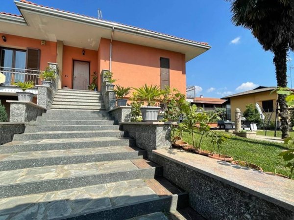 casa indipendente in vendita a Varallo Pombia