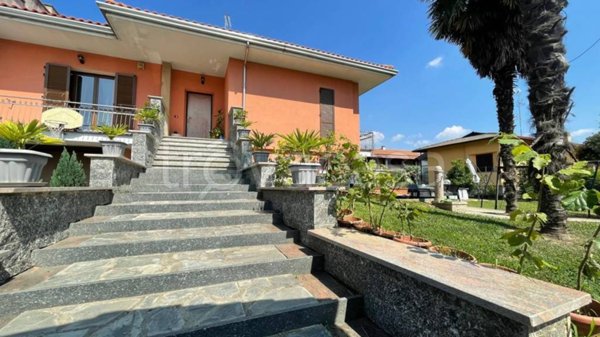 casa indipendente in vendita a Varallo Pombia