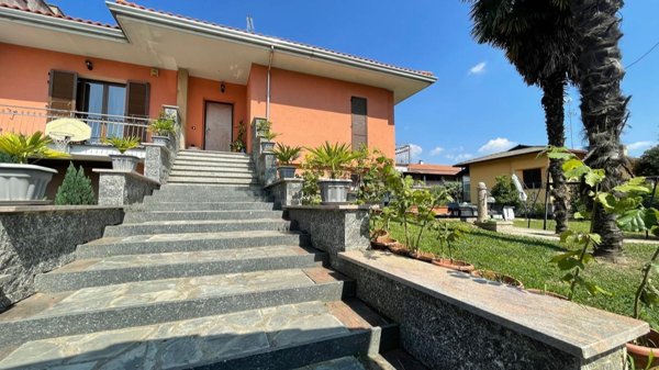 casa indipendente in vendita a Varallo Pombia