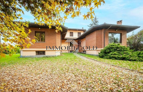 casa indipendente in vendita a Varallo Pombia