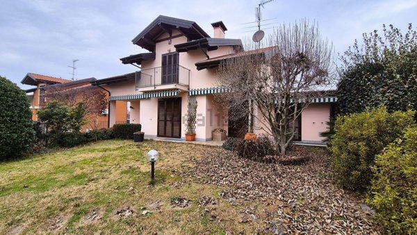 casa indipendente in vendita a Varallo Pombia