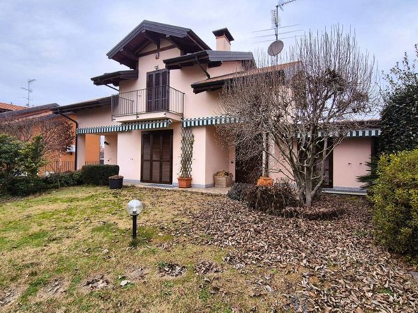 casa indipendente in vendita a Varallo Pombia