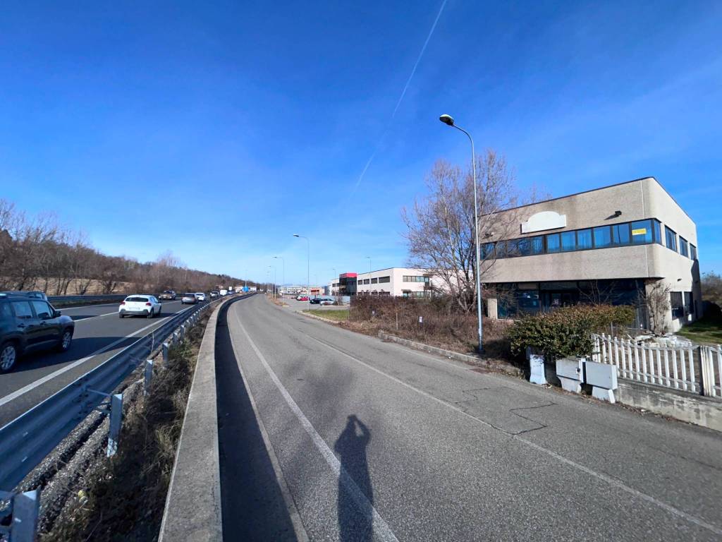locale commerciale in vendita a Varallo Pombia