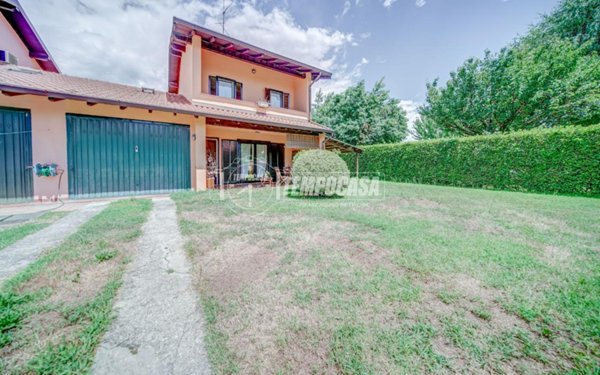 casa indipendente in vendita a Varallo Pombia