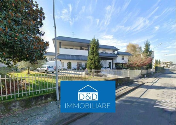 casa indipendente in vendita a Varallo Pombia