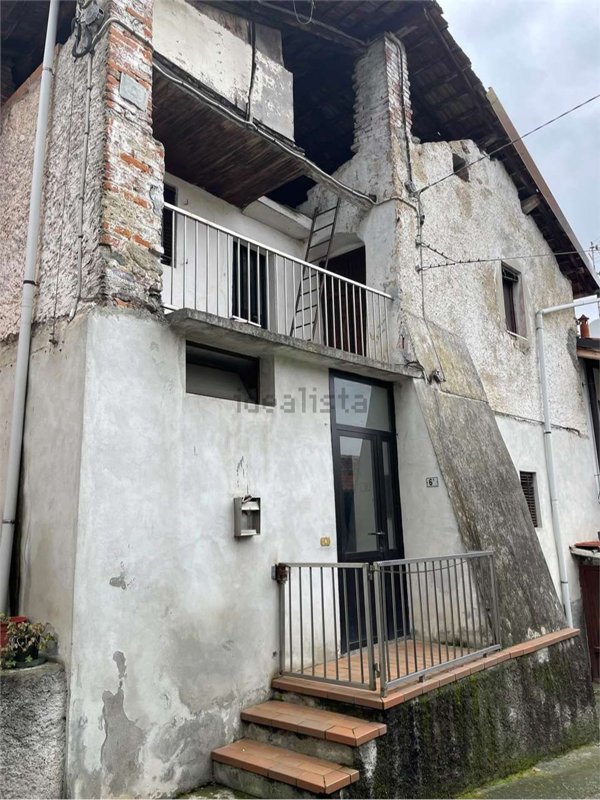 casa indipendente in vendita a Varallo Pombia