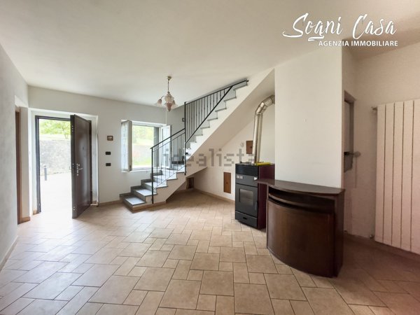 casa indipendente in vendita a Varallo Pombia