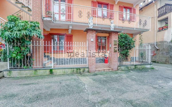 casa indipendente in vendita a Varallo Pombia