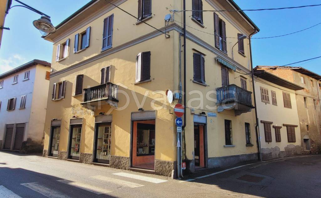 negozio in vendita a Varallo Pombia