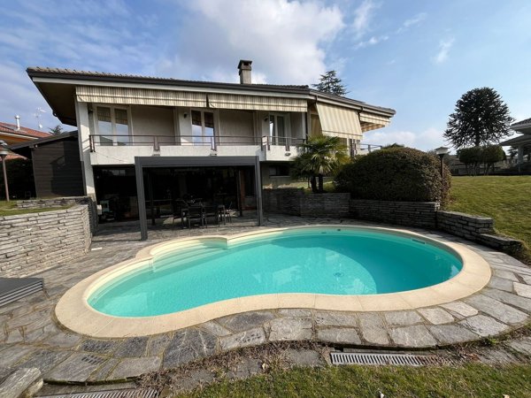 casa indipendente in vendita a Varallo Pombia