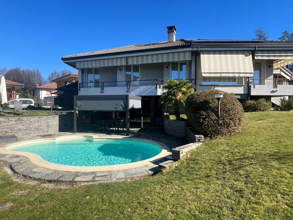 casa indipendente in vendita a Varallo Pombia
