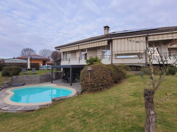 casa indipendente in vendita a Varallo Pombia