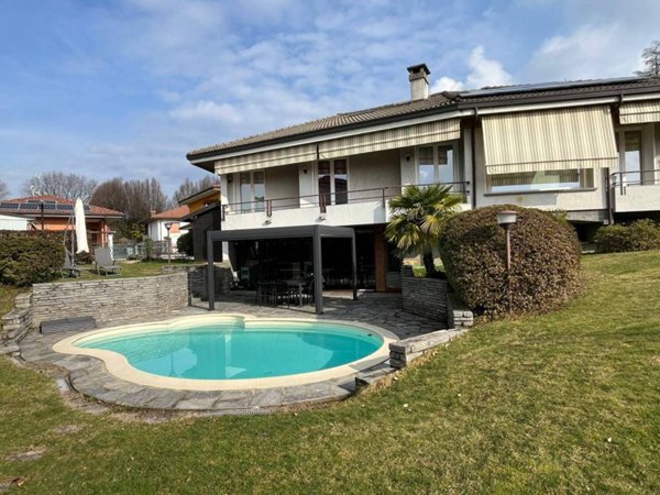 casa indipendente in vendita a Varallo Pombia