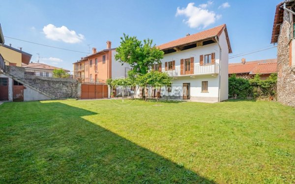 casa indipendente in vendita a Varallo Pombia