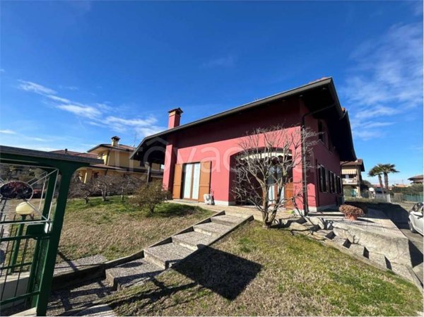 casa indipendente in vendita a Varallo Pombia