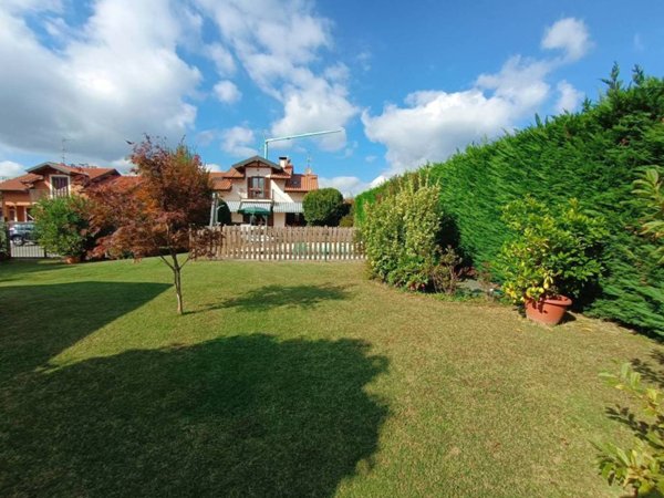 casa indipendente in vendita a Varallo Pombia