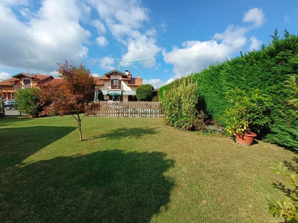 casa indipendente in vendita a Varallo Pombia