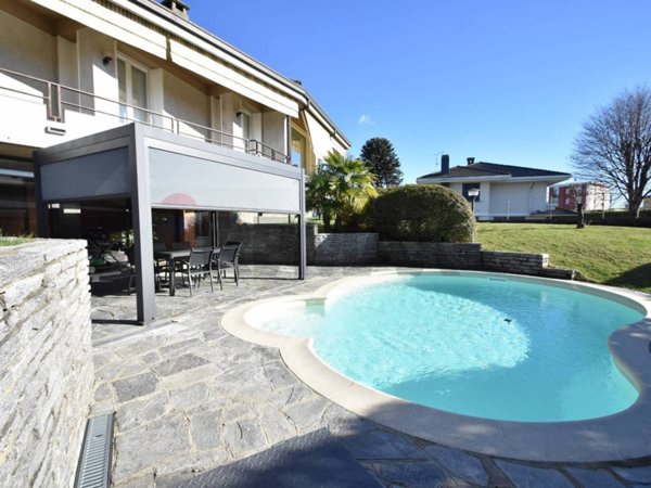 casa indipendente in vendita a Varallo Pombia