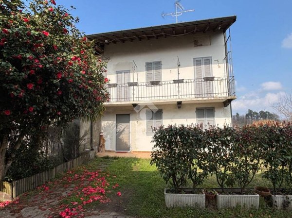casa indipendente in vendita a Varallo Pombia