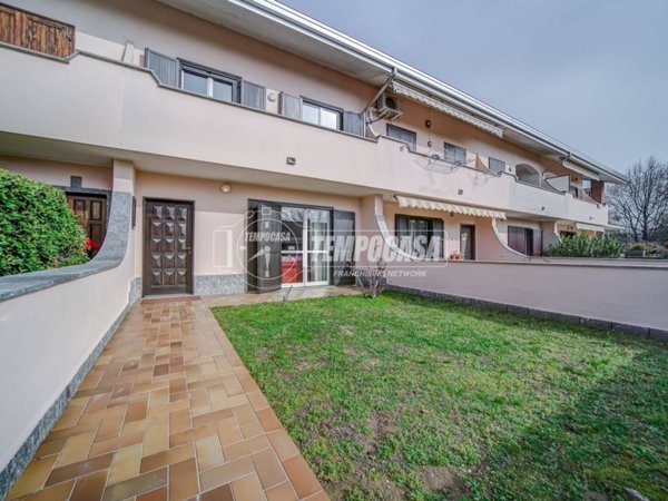 casa indipendente in vendita a Varallo Pombia