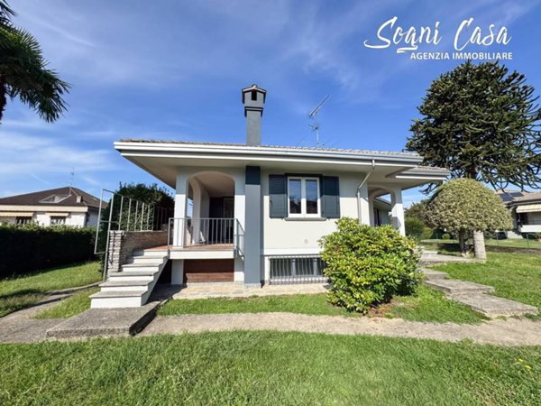 casa indipendente in vendita a Varallo Pombia