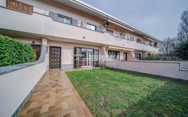 casa indipendente in vendita a Varallo Pombia