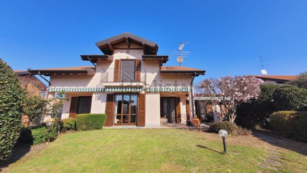 casa indipendente in vendita a Varallo Pombia