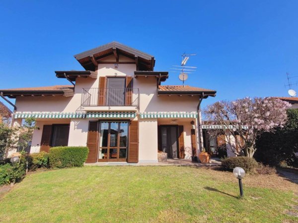 casa indipendente in vendita a Varallo Pombia