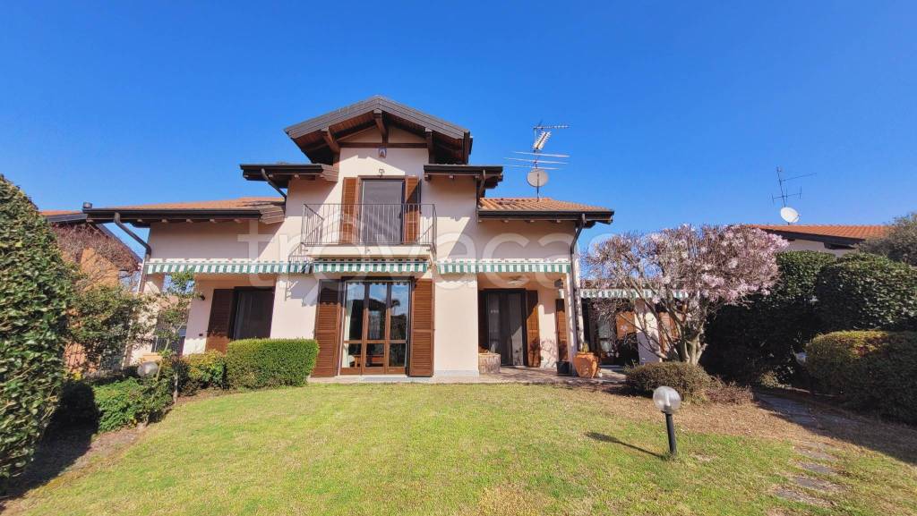 casa indipendente in vendita a Varallo Pombia