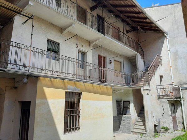 casa indipendente in vendita a Varallo Pombia