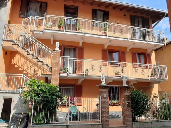 casa indipendente in vendita a Varallo Pombia