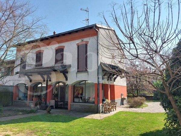 casa indipendente in vendita a Varallo Pombia