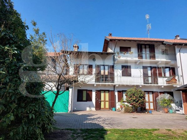 casa indipendente in vendita a Varallo Pombia