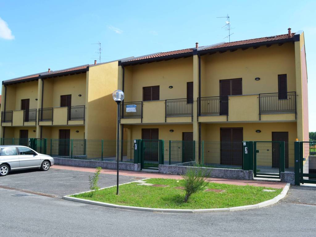 casa indipendente in vendita a Varallo Pombia