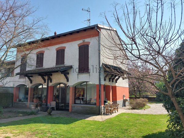 casa indipendente in vendita a Varallo Pombia
