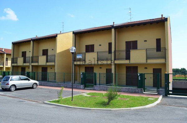 casa indipendente in vendita a Varallo Pombia