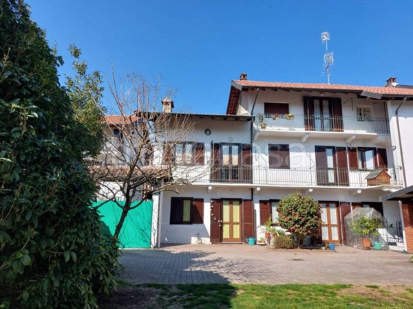 casa indipendente in vendita a Varallo Pombia