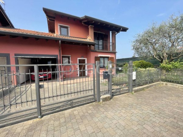 casa indipendente in vendita a Varallo Pombia