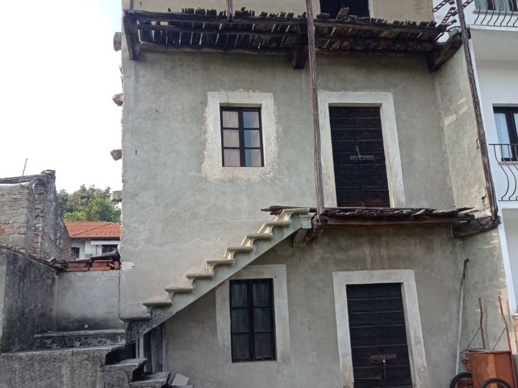 casa indipendente in vendita a Varallo Pombia