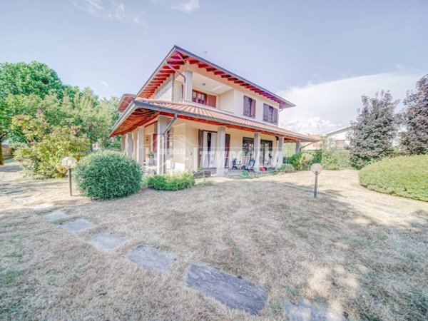 casa indipendente in vendita a Varallo Pombia