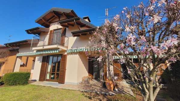 casa indipendente in vendita a Varallo Pombia