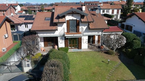 casa indipendente in vendita a Varallo Pombia