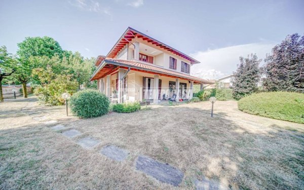 casa indipendente in vendita a Varallo Pombia